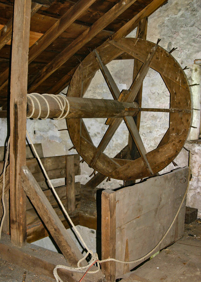 Attic hoist